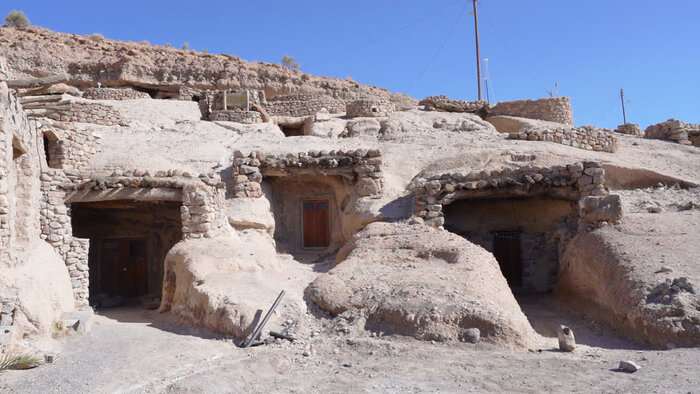 فاز جدید عملیات اصلاح شبکه برق روستای تاریخی میمند آغاز شد