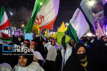 El pueblo de Mashhad se reúne en apoyo al Ejecito iraní