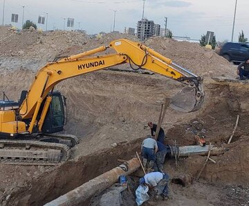 جابجایی خط انتقال آب در محدوده پل بسیج اردبیل/ آب مشترکان امروز وصل می‌شود