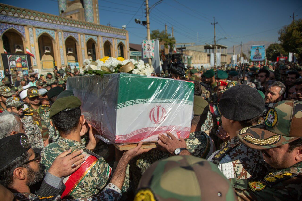 شهید سجاد منصوری بر دستان پر مهر کرمانشاهیان رهسپار باغ فردوس شد