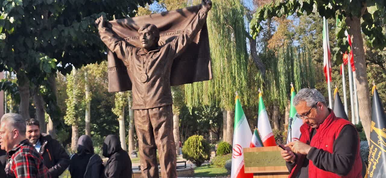 رونمایی از تندیس جهان پهلوان جوادی پور در کرج