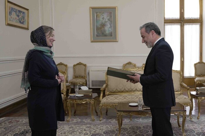 New UK, Irish ambassadors present copies of credentials to Araghchi