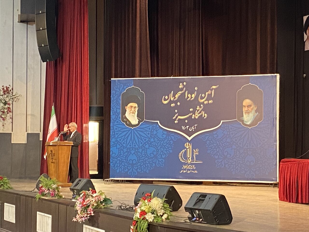 دانشجو باید عَلَم روشنگری اجتماعی را در دست بگیرد دانشجو باید عَلَم روشنگری اجتماعی را در دست بگیرد