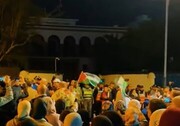 Demonstration der wütenden Bevölkerung des Maghreb vor dem französischen Konsulat