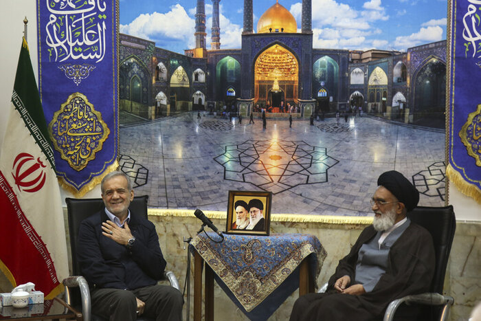 رییس جمهور با تولیت حرم مطهر حضرت معصومه (س) دیدار کرد