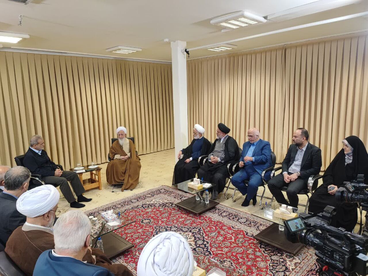 رییس جمهوری با آیتالله جوادی آملی دیدار کرد
