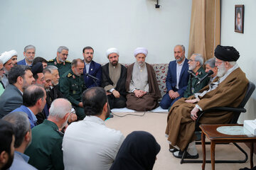 L'Imam Khamenei reçoit les organisateurs du Congrès des Martyrs de la province du Fars ;