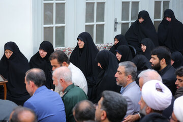 L'Imam Khamenei reçoit les organisateurs du Congrès des Martyrs de la province du Fars ;