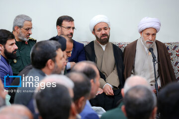 Supreme Leader meets organizers of congress on Iran's Fars martyrs