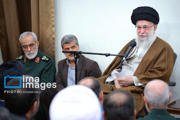 Supreme Leader meets organizers of congress on Iran's Fars martyrs