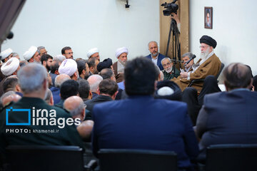 Supreme Leader meets organizers of congress on Iran's Fars martyrs