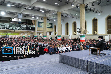 Encuentro de un grupo de alumnos y estudiantes universitarios con el Líder de la Revolución Islámica