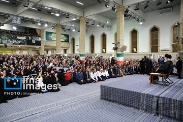 Encuentro de un grupo de alumnos y estudiantes universitarios con el Líder de la Revolución Islámica