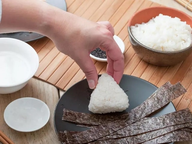 غذای محبوب پاندای کونگ فوکار| طرز تهیه کوفته برنجی ژاپنی (اونیگیری)