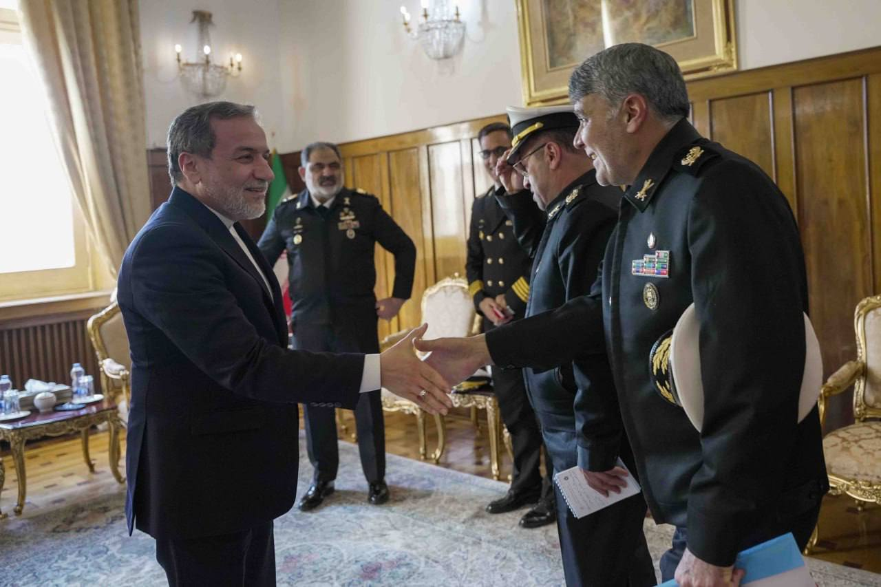 دیدار عراقچی با فرمانده نیروی دریایی