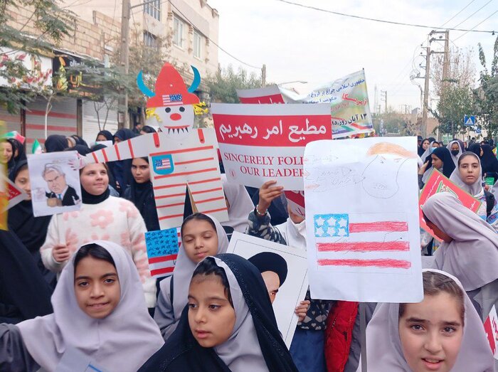 فیلم/ حضور گسترده دانش‌آموزان قیامدشت در راهپیمایی ۱۳ آبان