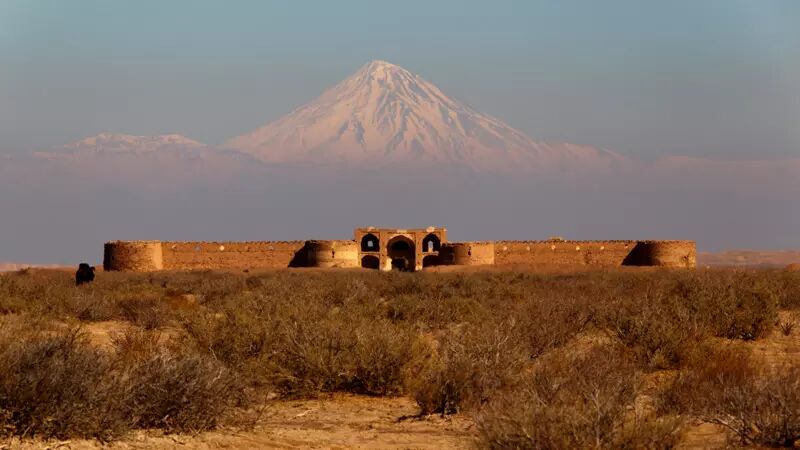 کاروانسرای دیر گچین قم، مادر کاروانسراهای ایران