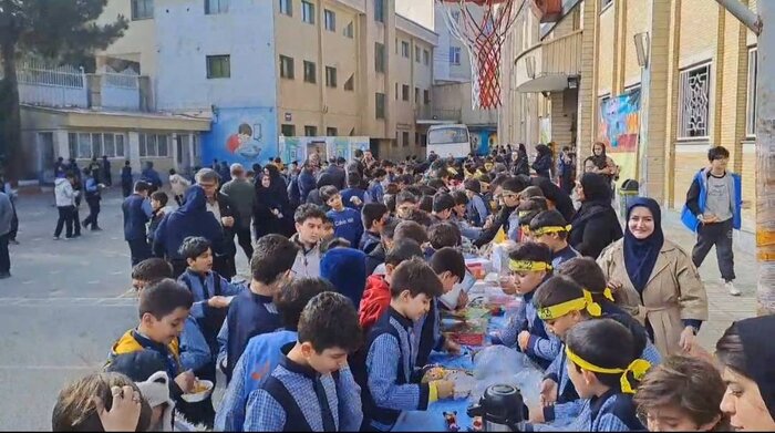 طلاب ايرانیون يفتتحون سفارة المقاومة في مدارسهم