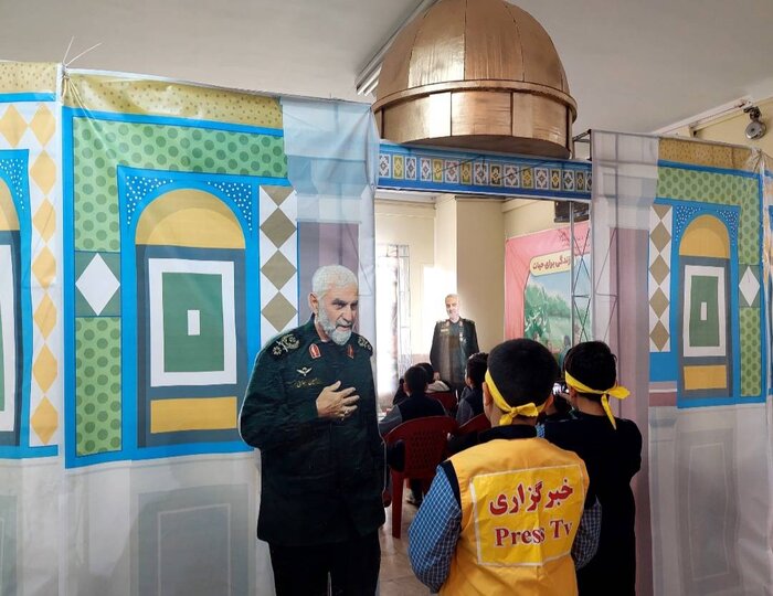 طلاب ايرانیون يفتتحون سفارة المقاومة في مدارسهم