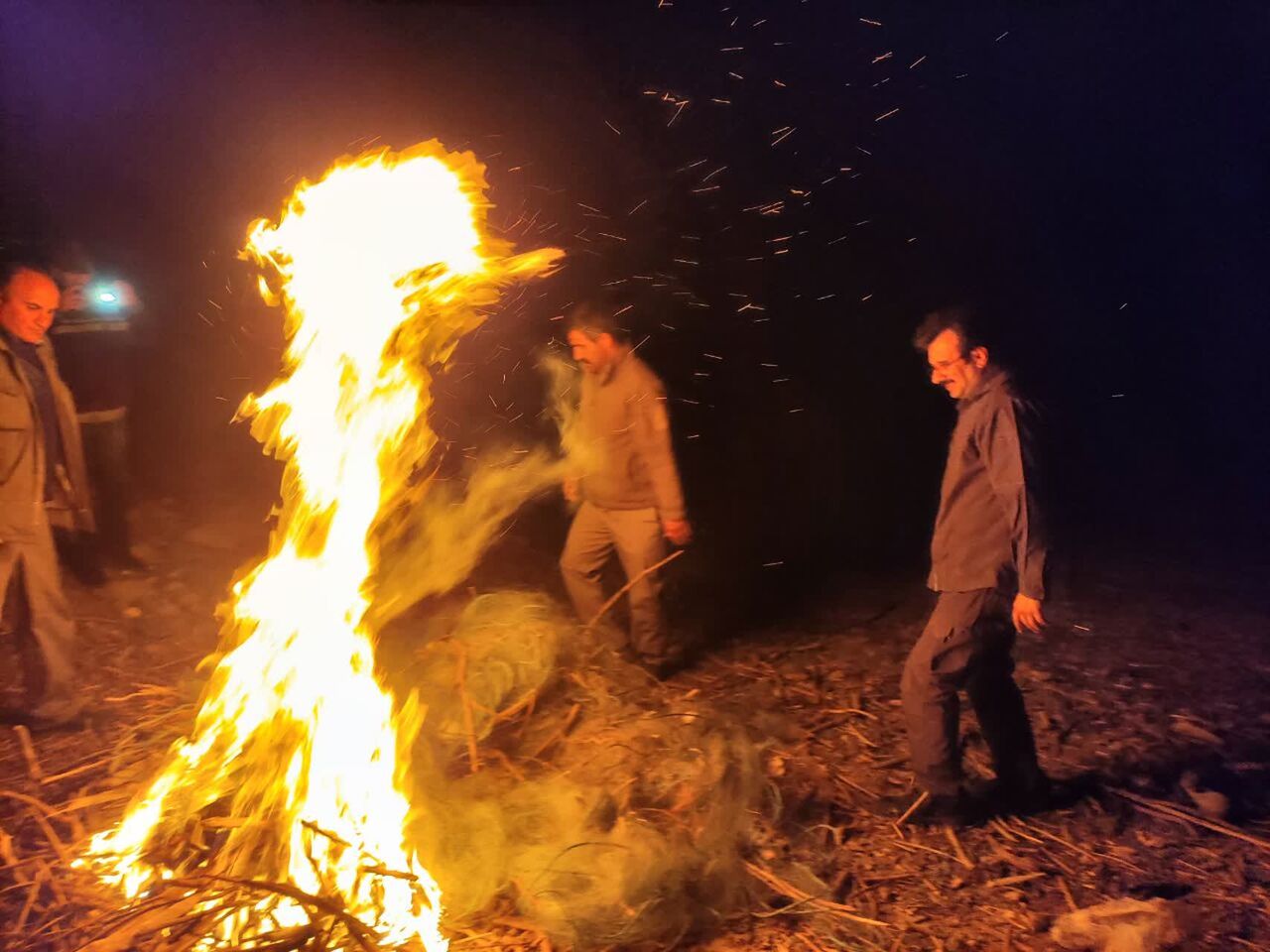 یکهزار و ۲۰۰ مترمربع تور ماهیگیری در مراغه به آتش کشیده شد یکهزار و ۲۰۰ مترمربع تور ماهیگیری در مراغه به آتش کشیده شد