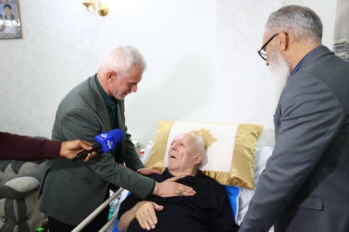 عیادت دنیامالی از پدر برادران شهید «پورزند»