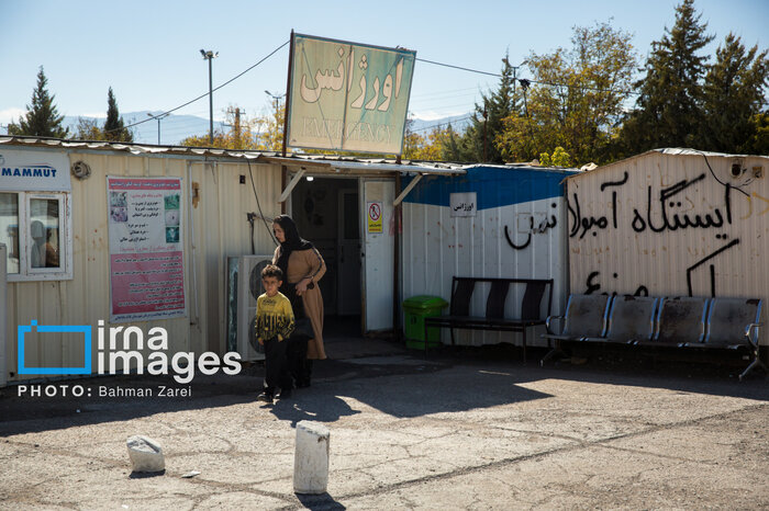 مهجور و محروم، روایت زلزلهزدگان ثلاثباباجانی با زایشگاهی در یک کانکس کوچک