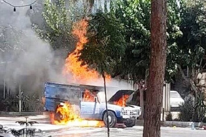 فیلم | لحظات نفس‌گیر نجات راننده نیسان از میان شعله‌های آتش توسط مردم لرستان