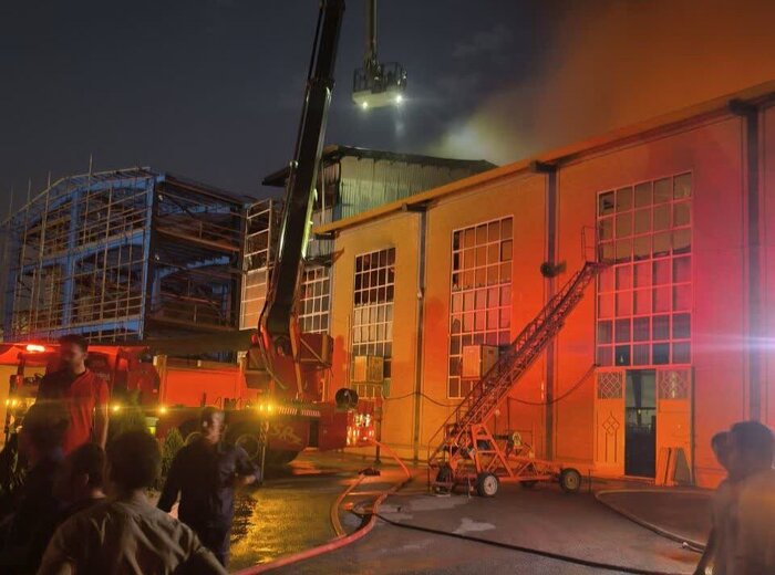 تداوم آتشسوزی در شهرک صنعتی نور/ انتقال ۱۵ مصدوم این حادثه به مراکز درمانی +فیلم