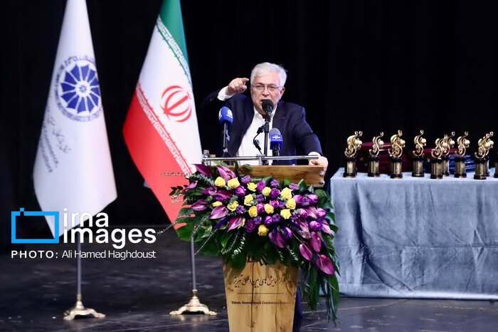 امام جمعه تبریز: دولت چهاردهم درصدد گره گشایی از مشکلات تولید و صادرات است