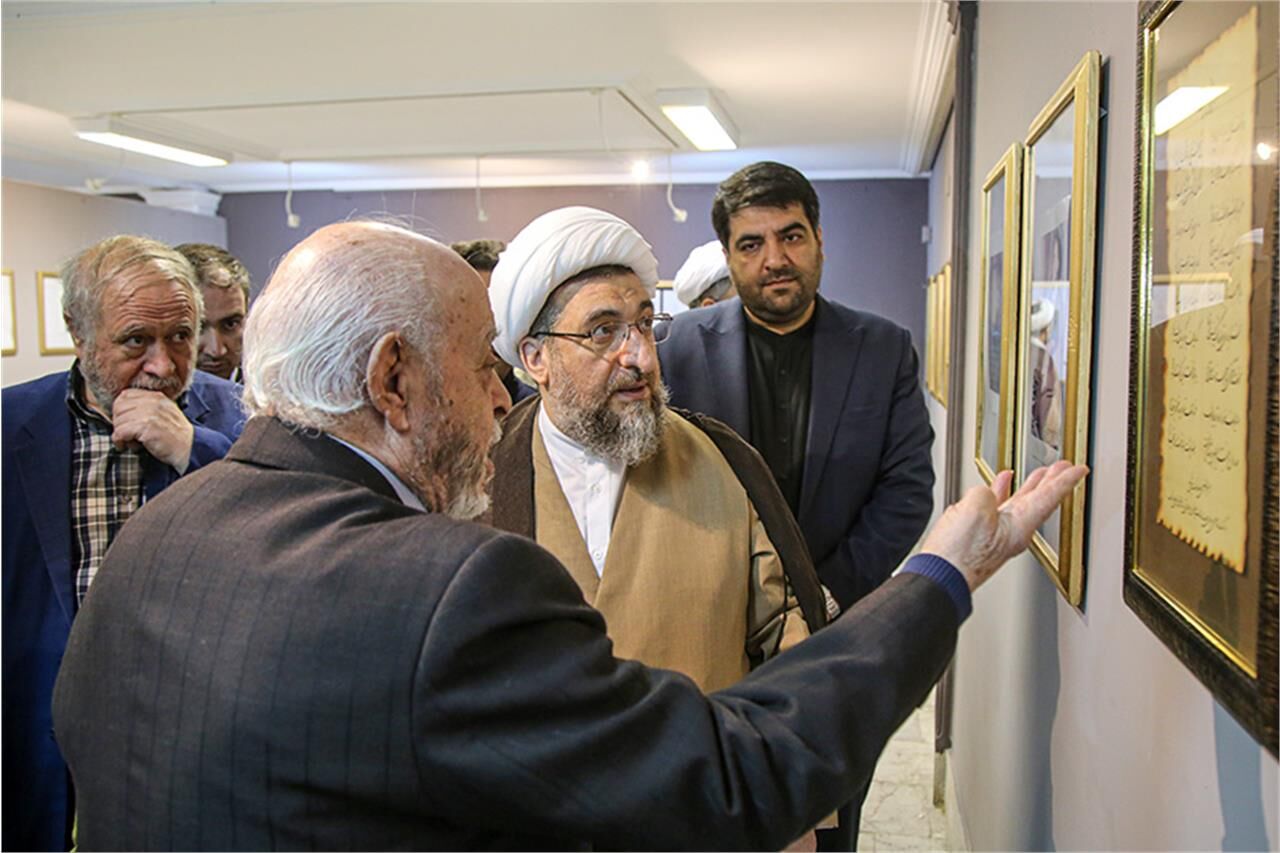 آثار مفاخر گنجینهای ارزشمند برای جامعه اسلامی و انسانی است آثار مفاخر گنجینهای ارزشمند برای جامعه اسلامی و انسانی است