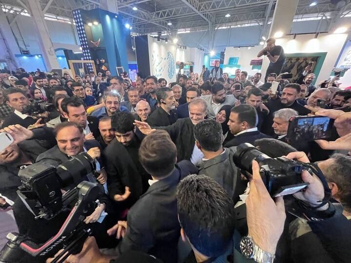 الرئيس بزشکیان یتفقد المعرض الوطني للحرف اليدوية الرئيس بزشکیان یتفقد المعرض الوطني للحرف اليدوية