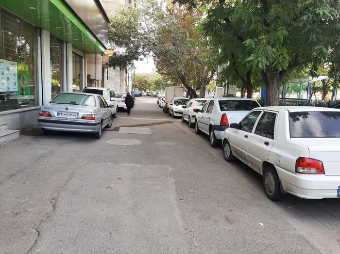 تجاوز آشکار خودروهای متخلف به پیادهروهای قزوین