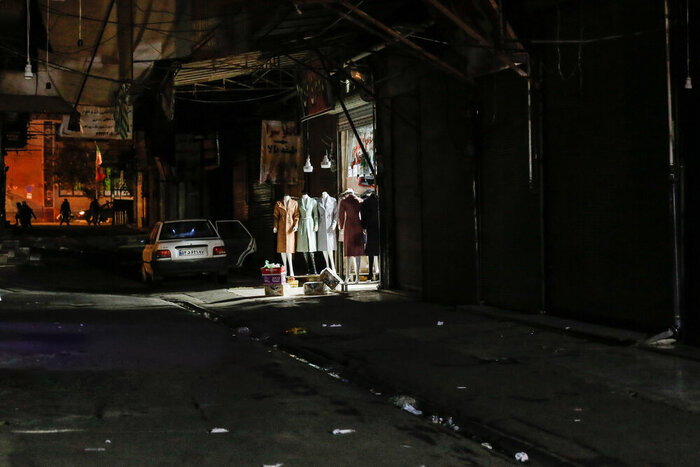 تجاوز آشکار خودروهای متخلف به پیادهروهای قزوین