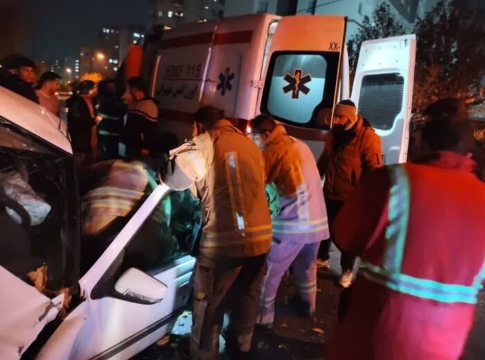 یک کشته و یک مصدوم در حادثه برخورد خودرو با تیر برق در پردیس