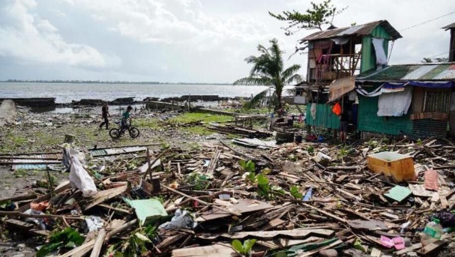 Over half a million people flee as storm hits Philippines