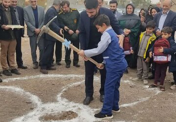 کلنگ مدرسه یک کلاسه روستای خیرآباد قم به زمین زده شد