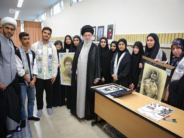 اهدای هدایای ارسالی رهبر معظم انقلاب به ۲ دانشآموز دختر بیرجندی