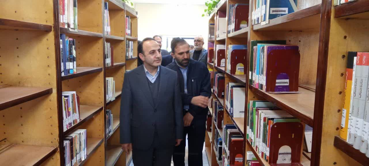 بازدید معاون وزیر فرهنگ و ارشاد اسلامی از کتابخانه ای در احمد آباد مستوفی 