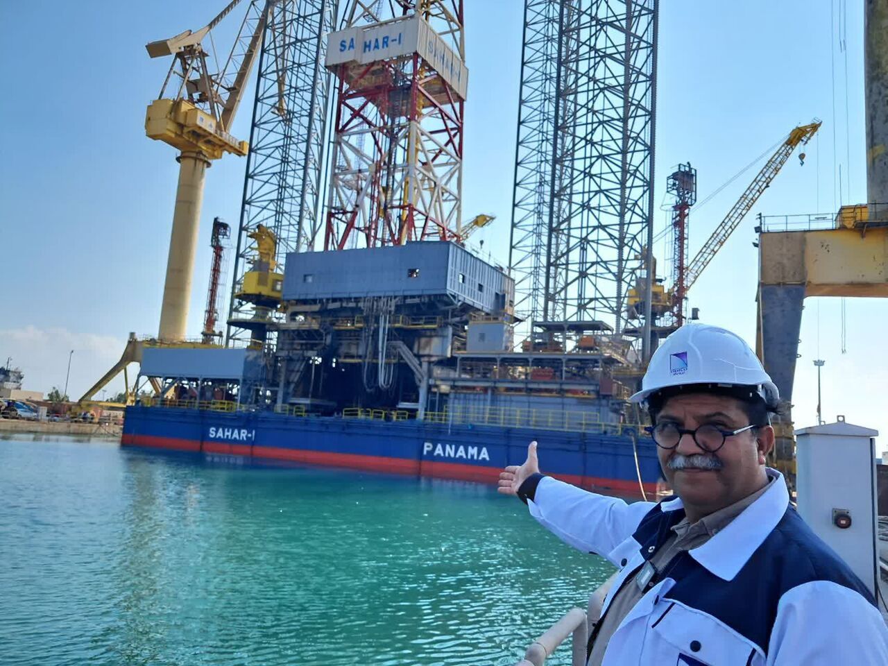 فیلم| سکوی نفتی «سحر یک» از بندرعباس راهی دریا شد فیلم| سکوی نفتی «سحر یک» از بندرعباس راهی دریا شد