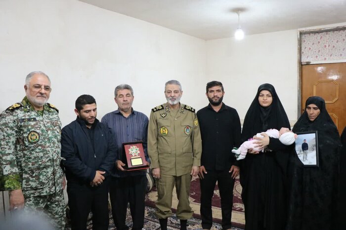 نشان فداکاری توسط فرمانده کل ارتش به خانواده شهیدان جهاندیده و شاهرخیفر اعطا شد