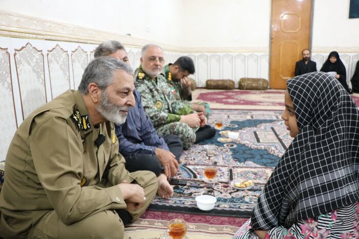 نشان فداکاری توسط فرمانده کل ارتش به خانواده شهیدان جهاندیده و شاهرخیفر اعطا شد