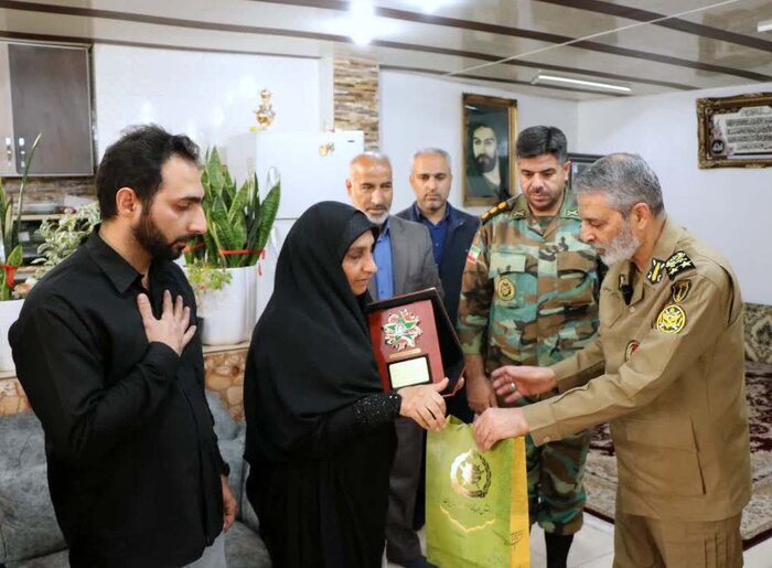 نشان فداکاری توسط فرمانده کل ارتش به خانواده شهیدان جهاندیده و شاهرخی‌فر اعطا شد