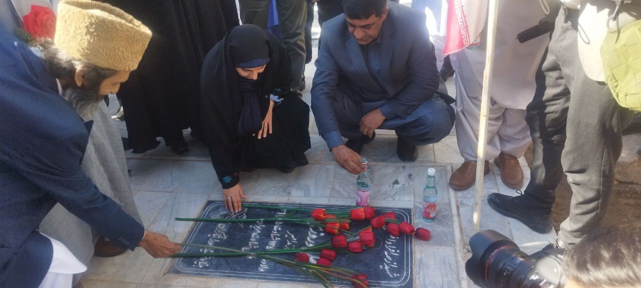 وزیر راه و شهرسازی به مقام شامخ شهدای خاش ادای احترام کرد - ایرنا
