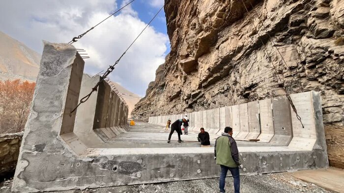 راهداران قوت قلب مسافران جاده ها / یخ زدایی در منفی ۲۱ درجه البرز