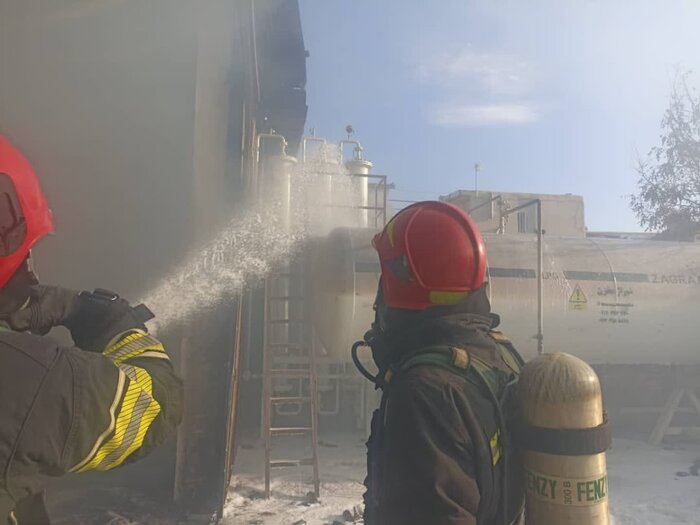 آتشسوزی سوله شارژ اسپری گاز فندک در شیراز مهار شد