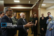 Zarif hace acto de presencia en IRNA