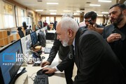 Iran’s ex-foreign minister Zarif tours IRNA newsrooms