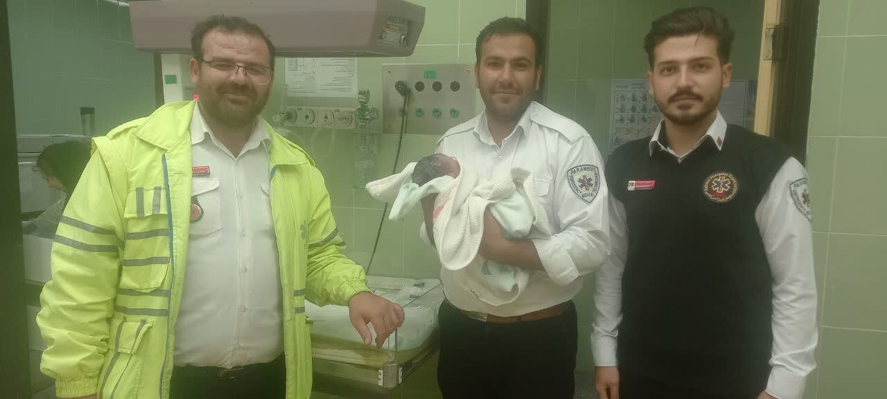 نوزاد عجول مرندی داخل آمبولانس اورژانس به دنیا آمد نوزاد عجول مرندی داخل آمبولانس اورژانس به دنیا آمد