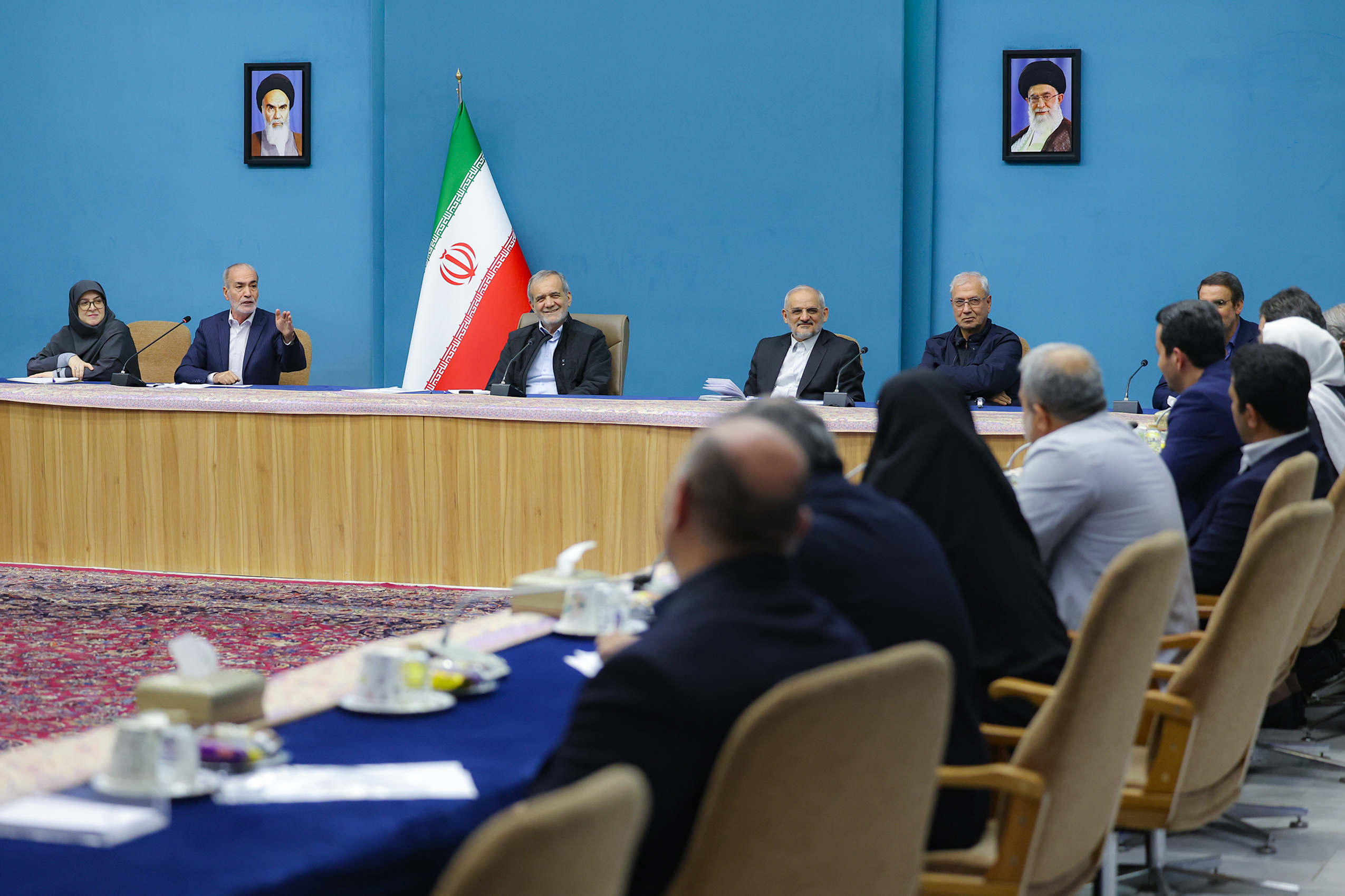 انتقادها را با جان و دل میپذیریم/ تأکید بر برخورد قاطع دولت با گرانفروشیهای بیضابطه