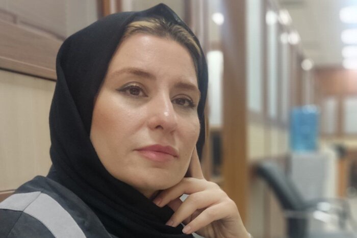 رنگ باختن یک سوژه سیاه از روی پرده نقرهای